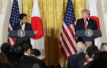 Trump-press-conference-with-Abe.-No-Trump-handshake-here.jpg